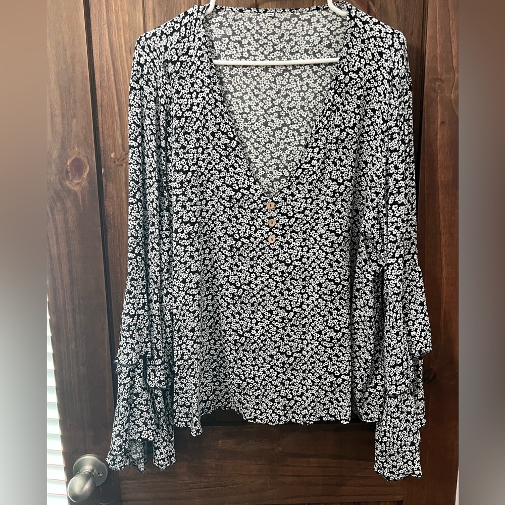 Women Plus Size Floral Bell Sleeve Top 3XL NWOT